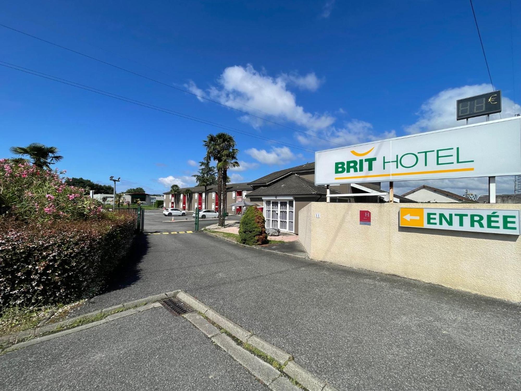 Brit Hotel Essentiel Pau Lescar Exterior photo
