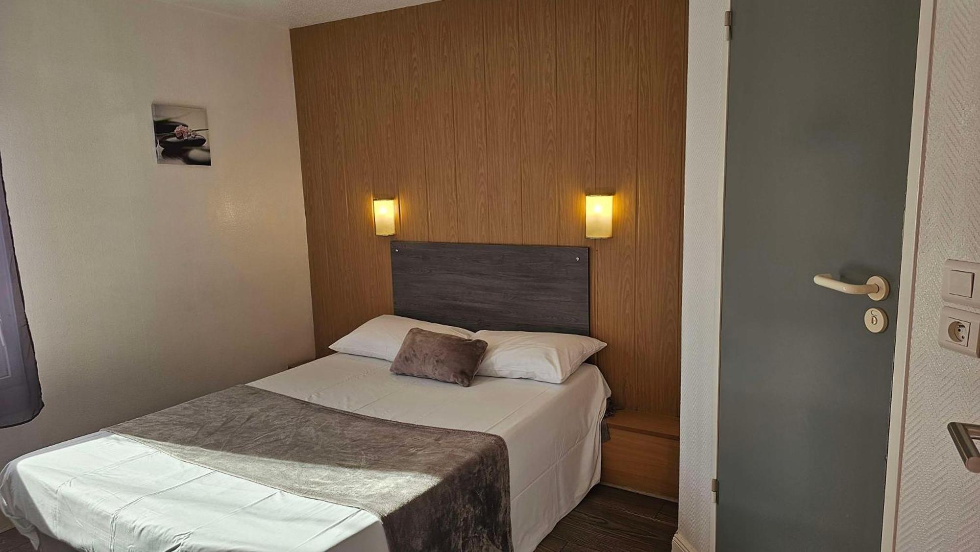 Brit Hotel Essentiel Pau Lescar Exterior photo