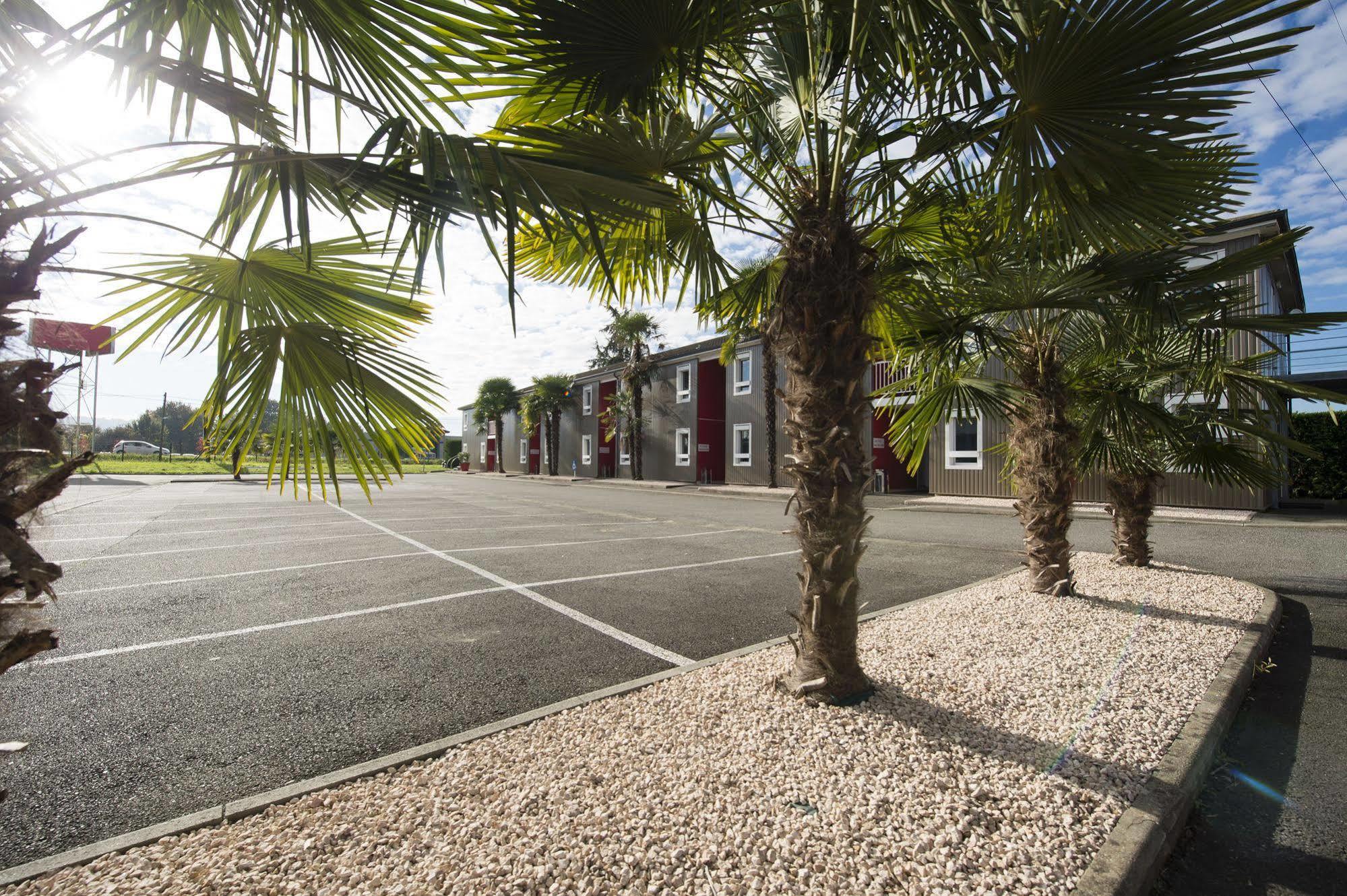 Brit Hotel Essentiel Pau Lescar Exterior photo