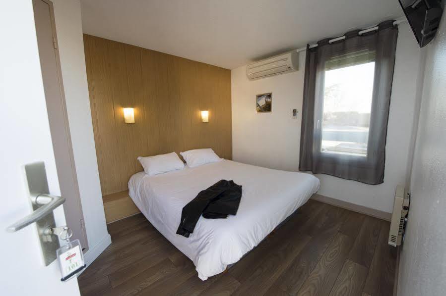 Brit Hotel Essentiel Pau Lescar Exterior photo